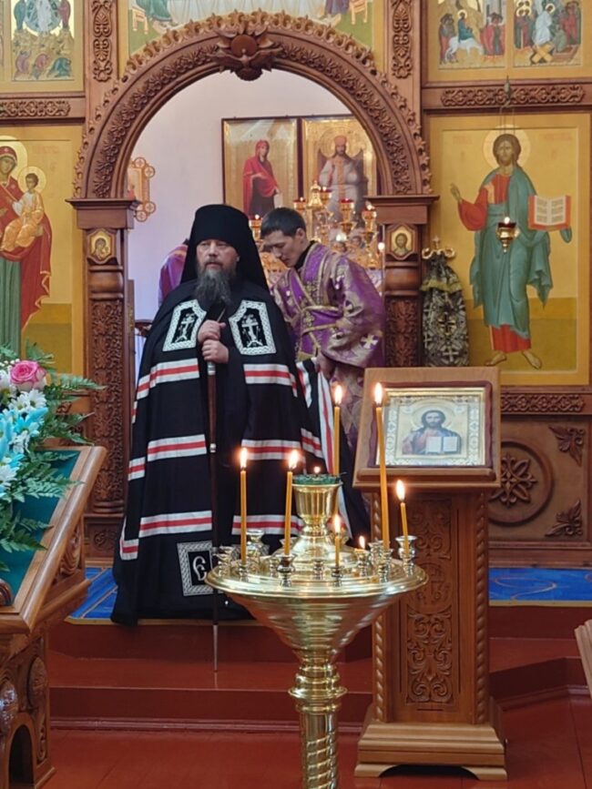 Епископ Николай совершил Божественную литургию в  храме  в честь Успения Пресвятой Богородицы п.Таксимо