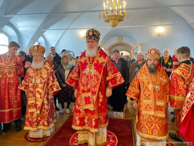 Божественная литургия перед ковчегом с честной главой Святителя Иоанна архиепископа Константинопольского Златоуста