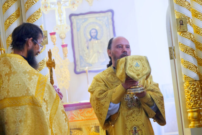 Божественная литургия в  день празднования перенесения мощей благоверных князя Петра и княгини Февронии