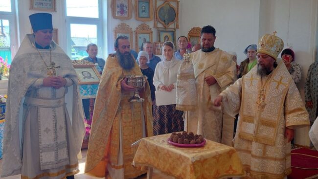 Епископ Николай совершил божественную литургию в храме  Спаса Нерукотворного