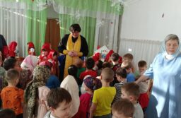 В Попразднество Рождества Христова иерей Александр Жимбеев посетил детский сад «Ромашка»