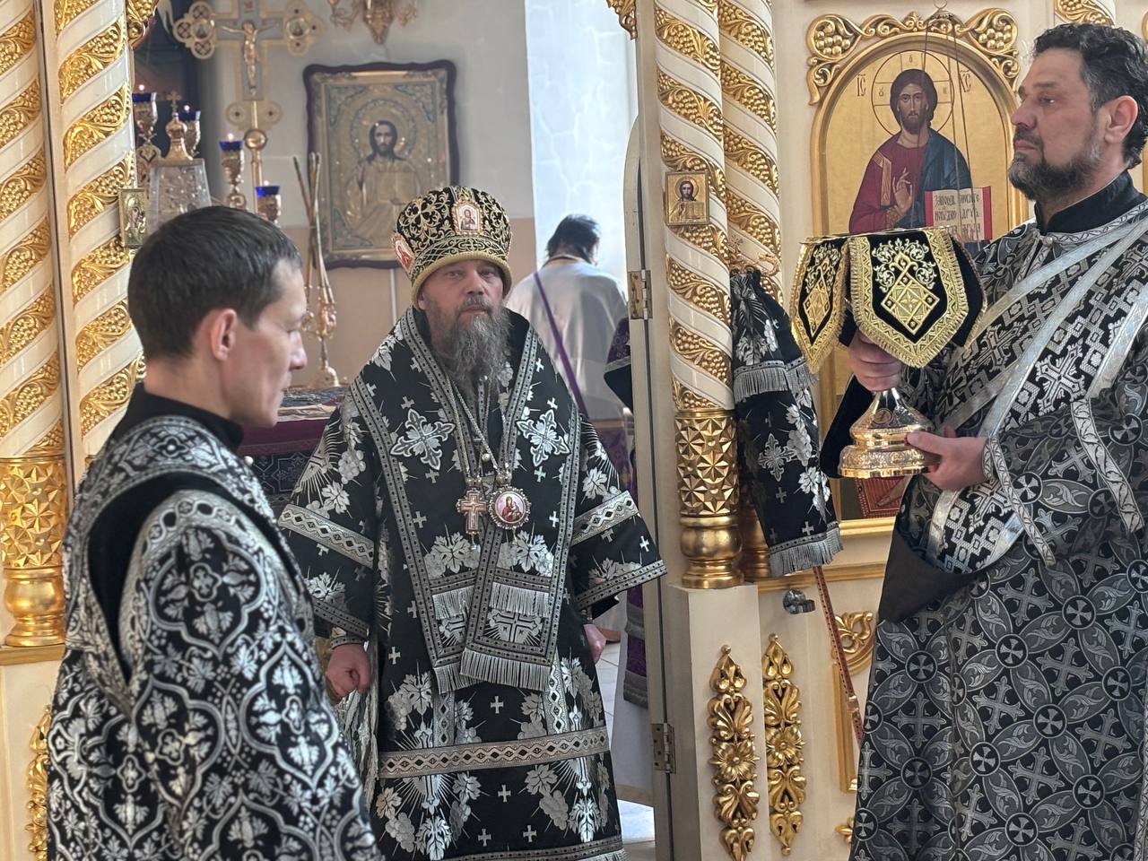 photo_5262599745799132587_y