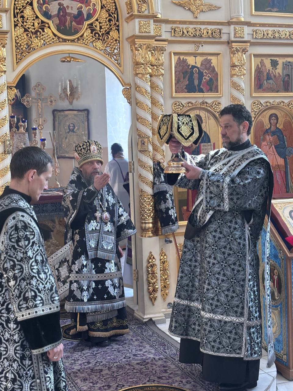 photo_5262599745799132588_y