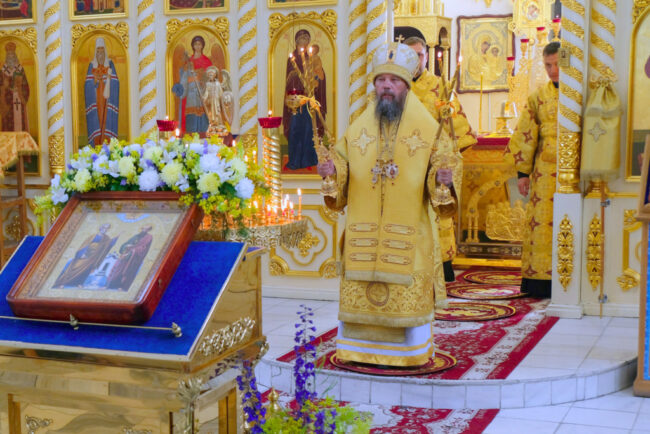 В день памяти святых славных и всехвальных первоверховных апостолов Петра и Павла  епископ Николай совершил Божественную литургию